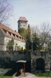 Blick vom Wehrgang ber Spielplatz in Richtung Bergfried