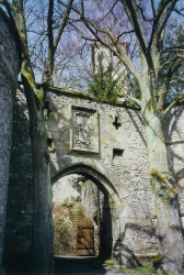 Tor zur ueren Burg mit Wappenrelief